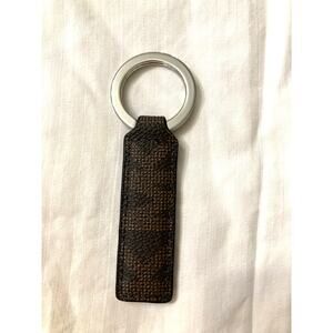 MICHAEL KORS BROWN SIGNATURE PRINT KEY CHAIN